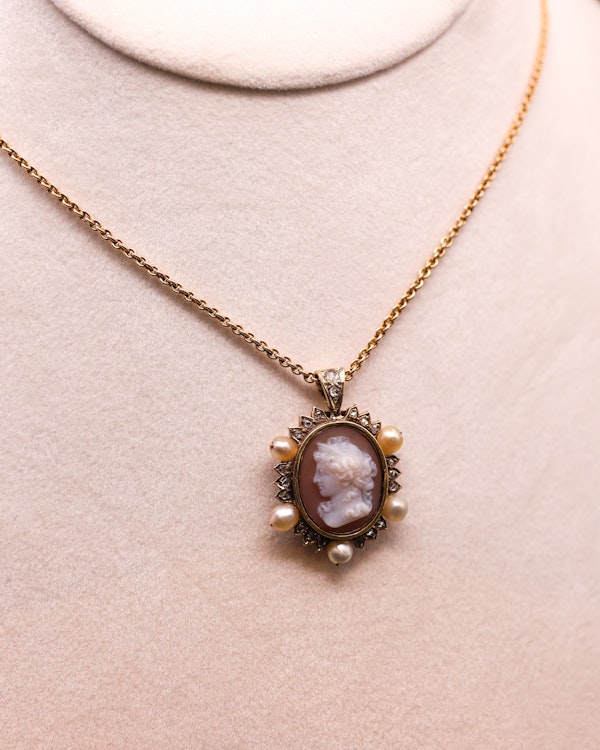 Downstairs at Grays: A very fine Hard stone (Carnelian), Cameo Pendant surrounded by five Natural Pearls and Diamonds in 15 carat (tested), Yellow Gold. Circa 1870 - image 3