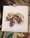 Downstairs at Grays: A very fine Ruby, Sapphire & Diamond Vine Brooch set in 18 carat White & Yellow Gold, Circa 1950 - image 2