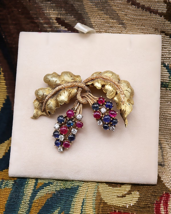 Downstairs at Grays: A very fine Ruby, Sapphire & Diamond Vine Brooch set in 18 carat White & Yellow Gold, Circa 1950 - image 2