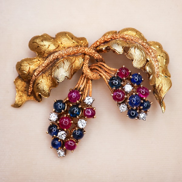 Downstairs at Grays: A very fine Ruby, Sapphire & Diamond Vine Brooch set in 18 carat White & Yellow Gold, Circa 1950 - image 1