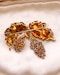 Downstairs at Grays: A very fine Ruby, Sapphire & Diamond Vine Brooch set in 18 carat White & Yellow Gold, Circa 1950 - image 3