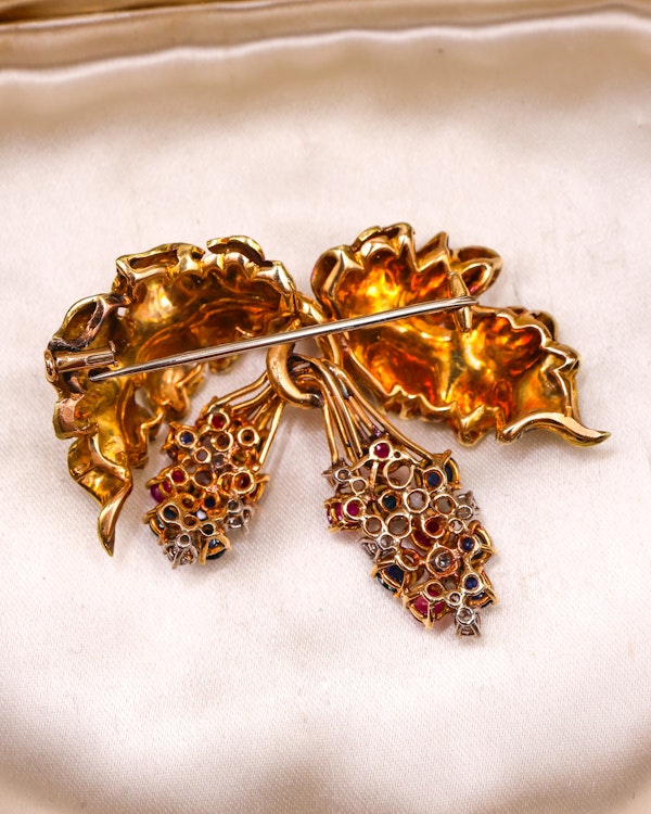 Downstairs at Grays: A very fine Ruby, Sapphire & Diamond Vine Brooch set in 18 carat White & Yellow Gold, Circa 1950 - image 3