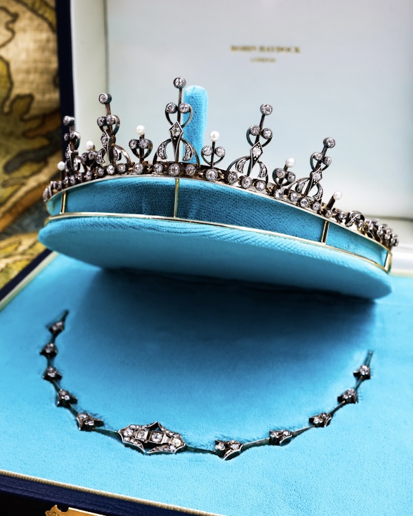 Downstairs at Grays: A fine Diamond & Natural Pearl Tiara/Necklace, Silver tipped 18 ct. Gold, set with 142 Old Mine Cut Diamonds & six Natural Pearls. Belle Époque,  French Circa 1890 - image 5