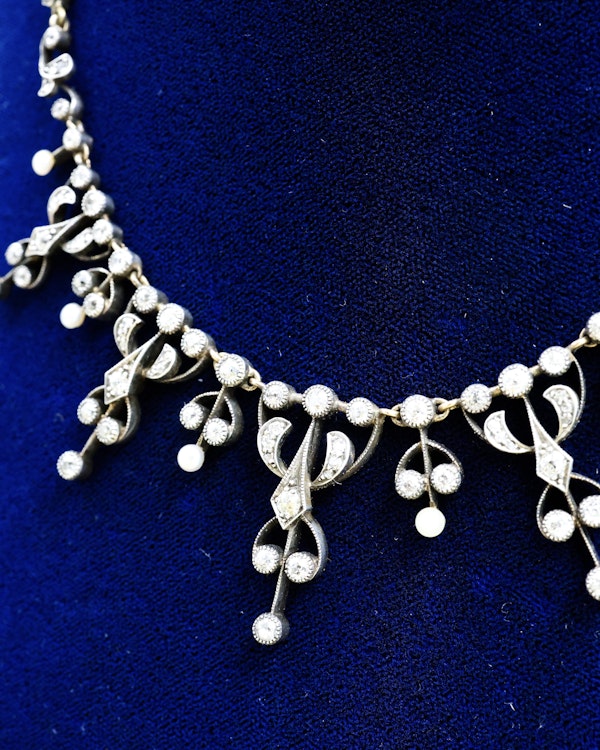 Downstairs at Grays: A fine Diamond & Natural Pearl Tiara/Necklace, Silver tipped 18 ct. Gold, set with 142 Old Mine Cut Diamonds & six Natural Pearls. Belle Époque,  French Circa 1890 - image 4
