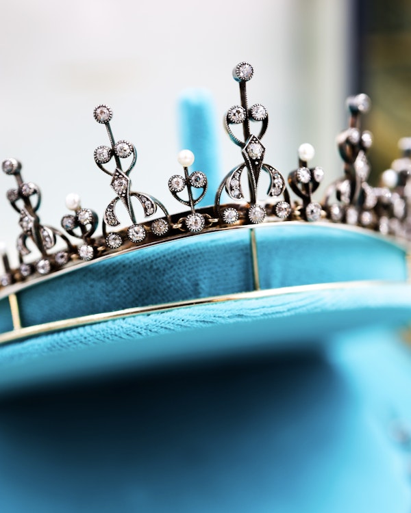 Downstairs at Grays: A fine Diamond & Natural Pearl Tiara/Necklace, Silver tipped 18 ct. Gold, set with 142 Old Mine Cut Diamonds & six Natural Pearls. Belle Époque,  French Circa 1890 - image 3
