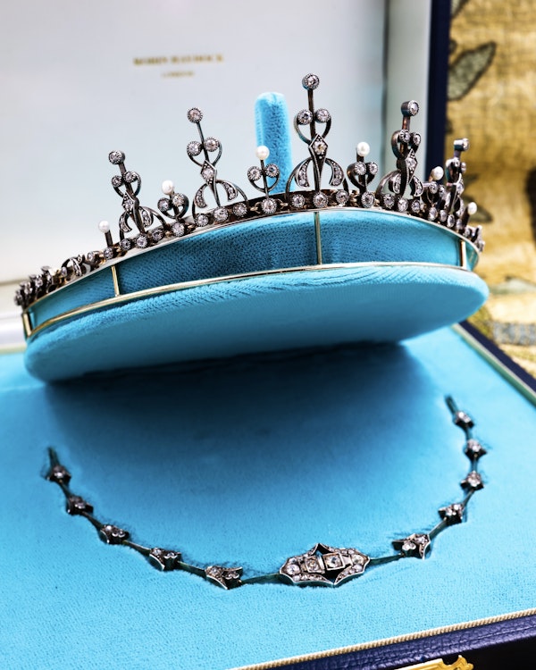 Downstairs at Grays: A fine Diamond & Natural Pearl Tiara/Necklace, Silver tipped 18 ct. Gold, set with 142 Old Mine Cut Diamonds & six Natural Pearls. Belle Époque,  French Circa 1890 - image 1
