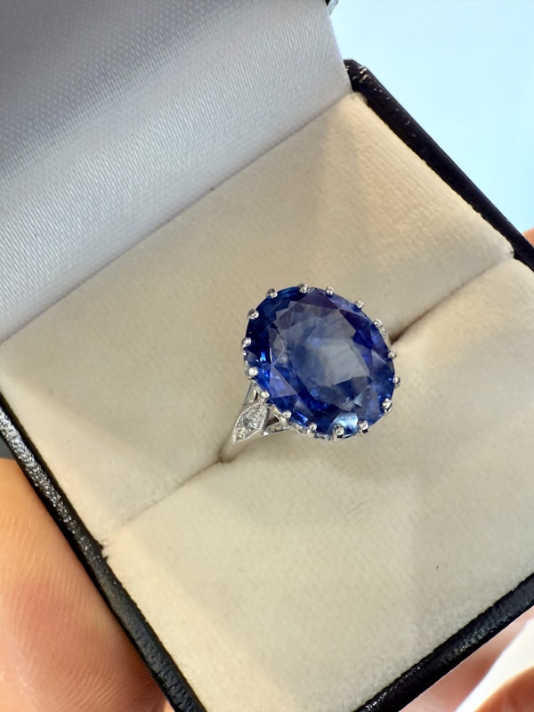 * 5.05ct Natural Blue Sapphire. - image 3