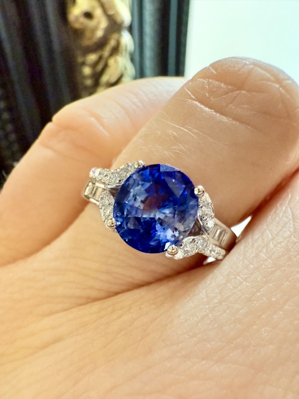 2.55ct Natural Blue Sapphire & 0.31ct Diamond Ring. - image 4