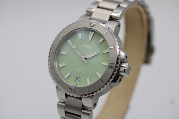 Oris Aquis Date 733 7770 4157-07 8 18 Aquis Date  01 05p Green 2024 - image 4