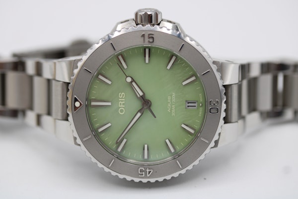 Oris Aquis Date 733 7770 4157-07 8 18 Aquis Date  01 05p Green 2024 - image 9