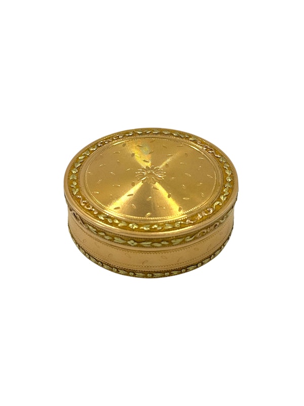 18th century French gold 18ct snuff box. - image 4