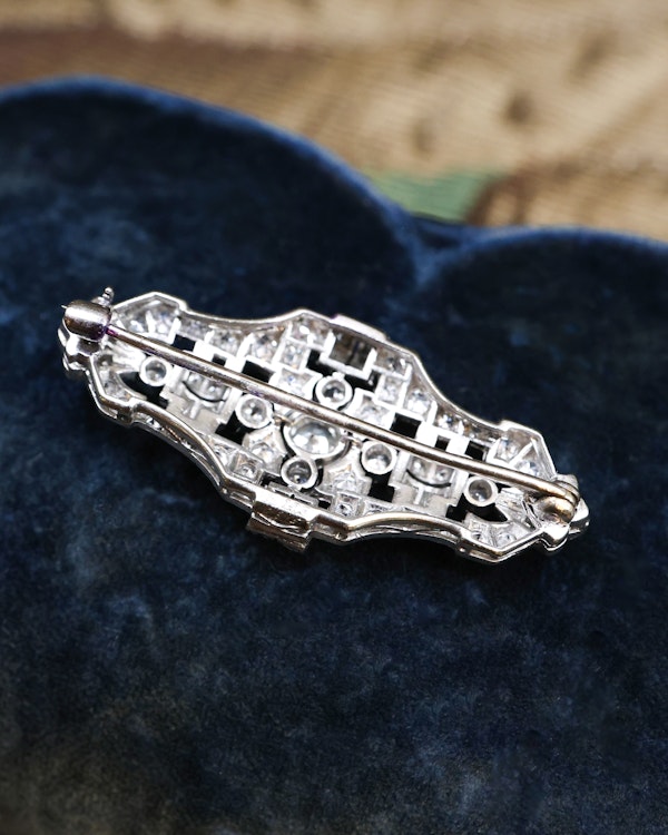 A very fine Platinum & 18ct White Gold, 2.50 Carat approximately, Diamond, Art Deco, Elongated Plaque Brooch / Pin. English Circa 1930 - image 4