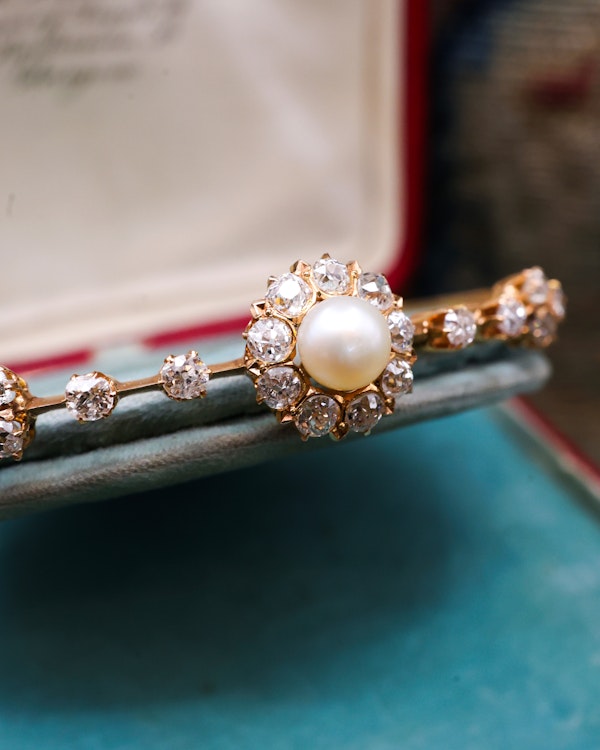 Downstairs At Grays: a very fine Victorian Natural Saltwater Pearl & Old European Cut, Diamond Cluster Bangle set in 15ct. Yellow Gold, English, Circa 1900. - image 5