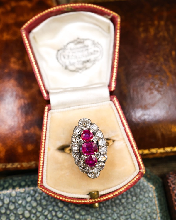 Downstairs at Grays: A very fine 18ct Yellow Gold & Silver, Navette Shaped, Three Stone, Natural Untreated Burma Ruby &  Diamond Cluster Ring. Circa 1880 - image 5