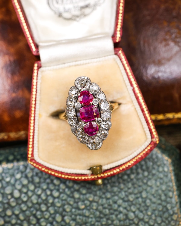 Downstairs at Grays: A very fine 18ct Yellow Gold & Silver, Navette Shaped, Three Stone, Natural Untreated Burma Ruby &  Diamond Cluster Ring. Circa 1880 - image 4