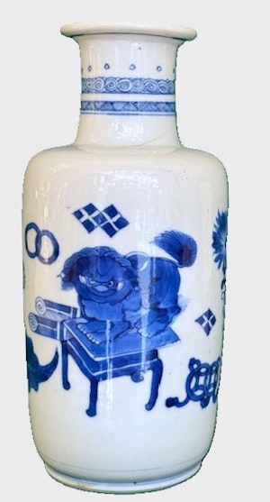 A CHINESE BLUE AND WHITE VASE
