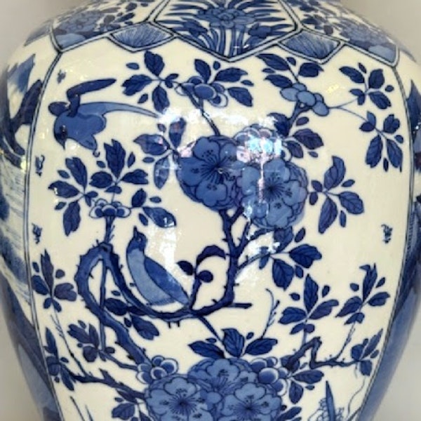 A FINE LARGE CHINESE BLUE AND WHITE BALUSTER VASE AND  COVER - image 4
