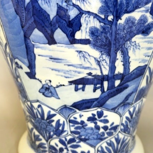 A FINE LARGE CHINESE BLUE AND WHITE BALUSTER VASE AND  COVER - image 2