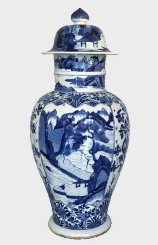 A FINE LARGE CHINESE BLUE AND WHITE BALUSTER VASE AND  COVER - image 1
