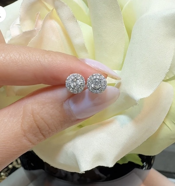 18k gold pair of 0.50ct. natural diamond stud earrings - image 2