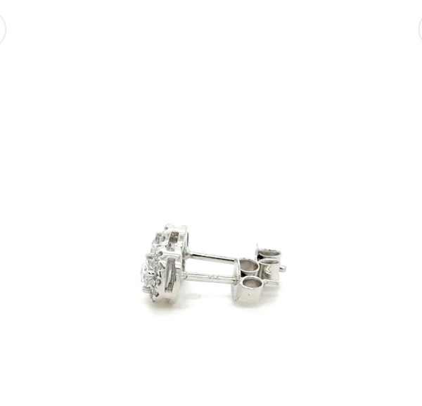 18k gold pair of 0.50ct. natural diamond stud earrings - image 3