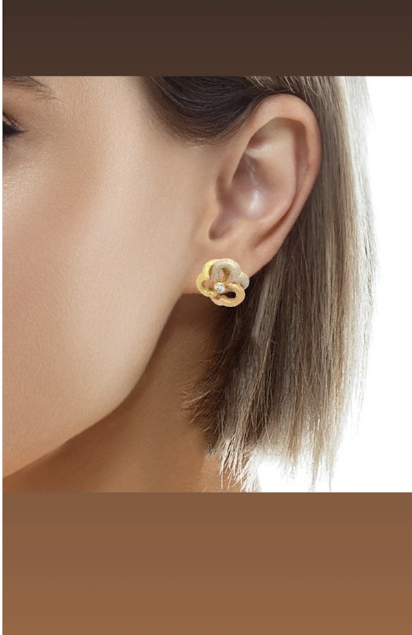 18k gold 3 tone gold flower shape stud earrings - image 2