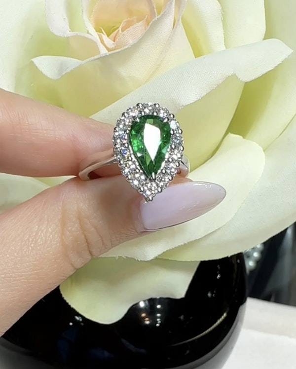 18k gold 2.03ct. Pear shape Tsavorite & diamond ring - image 4