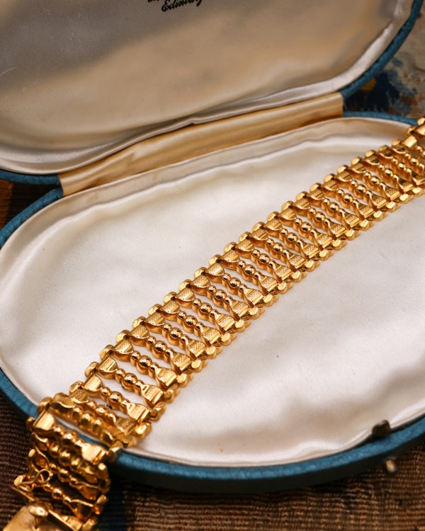 Downstairs at Grays: A fine 18 ct Yellow Gold Bracelet (tested), in a linked balustrade design, with French marks (crab), and a makers mark: LP. Circa 1930. - image 3