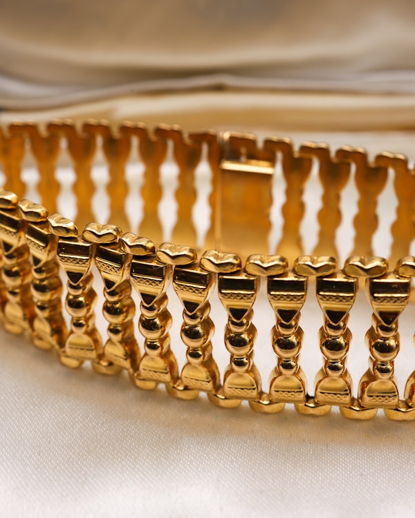 Downstairs at Grays: A fine 18 ct Yellow Gold Bracelet (tested), in a linked balustrade design, with French marks (crab), and a makers mark: LP. Circa 1930. - image 4