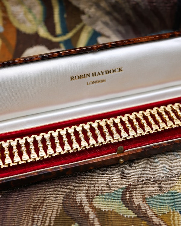 Downstairs at Grays: A fine 18 ct Yellow Gold Bracelet (tested), in a linked balustrade design, with French marks (crab), and a makers mark: LP. Circa 1930. - image 2