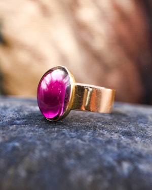 Downstairs at Grays: A very fine 15 ct. Yellow Gold, Cabochon "Almandine" Garnet Ring with Birmingham Hallmarks. C1863