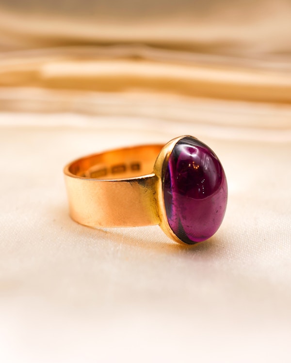 Downstairs at Grays: A very fine 15 ct. Yellow Gold, Cabochon "Almandine" Garnet Ring with Birmingham Hallmarks. C1863 - image 2