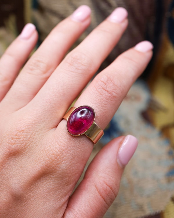 Downstairs at Grays: A very fine 15 ct. Yellow Gold, Cabochon "Almandine" Garnet Ring with Birmingham Hallmarks. C1863 - image 3