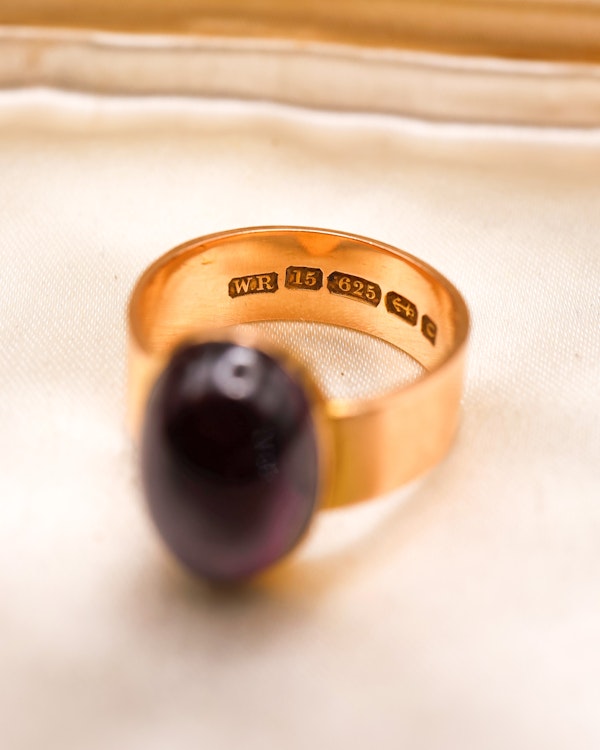 Downstairs at Grays: A very fine 15 ct. Yellow Gold, Cabochon "Almandine" Garnet Ring with Birmingham Hallmarks. C1863 - image 4