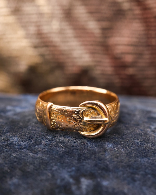 Downstairs at Grays: A very fine 18 carat Yellow Gold Buckle Ring, with a finely hand-engraved floral relief to the upper section. English. Hallmarks C.1897 - image 1