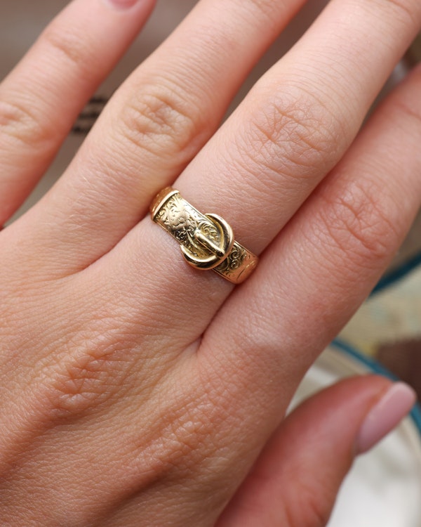 Downstairs at Grays: A very fine 18 carat Yellow Gold Buckle Ring, with a finely hand-engraved floral relief to the upper section. English. Hallmarks C.1897 - image 3