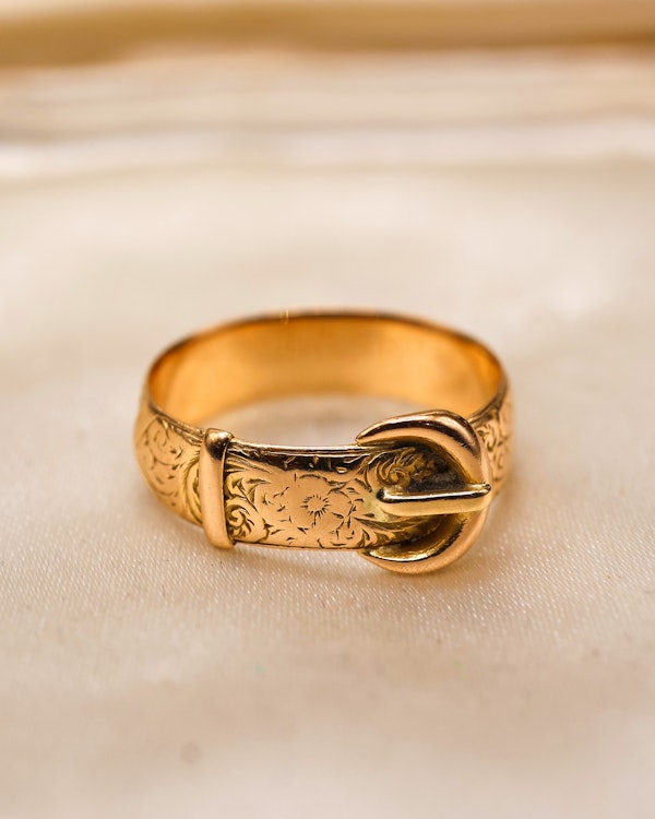 Downstairs at Grays: A very fine 18 carat Yellow Gold Buckle Ring, with a finely hand-engraved floral relief to the upper section. English. Hallmarks C.1897 - image 2