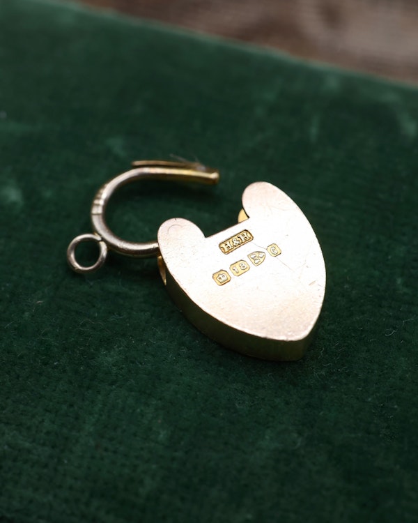 Downstairs at Grays: A fine 18ct Yellow Gold, Heart Shaped Padlock. Chester Makers Mark H&H,  Hallmark 1903 - image 4