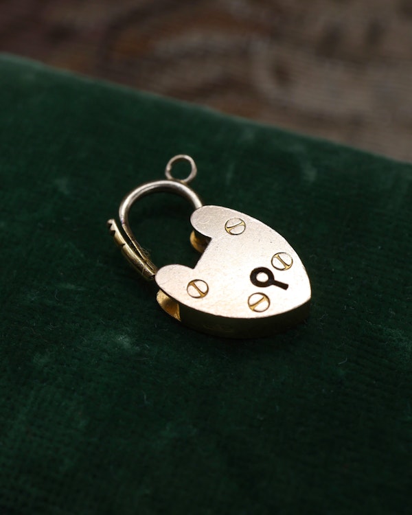 Downstairs at Grays: A fine 18ct Yellow Gold, Heart Shaped Padlock. Chester Makers Mark H&H,  Hallmark 1903 - image 1