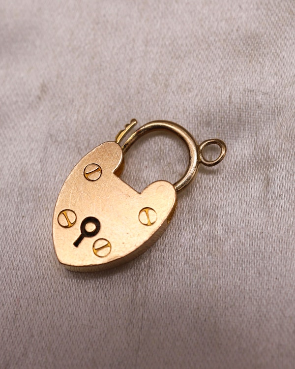 Downstairs at Grays: A fine 18ct Yellow Gold, Heart Shaped Padlock. Chester Makers Mark H&H,  Hallmark 1903 - image 2
