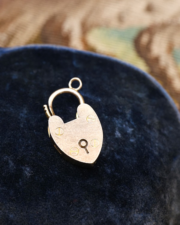 Downstairs at Grays: A fine 18ct Yellow Gold, Heart Shaped Padlock. Chester Makers Mark H&H,  Hallmark 1903 - image 3