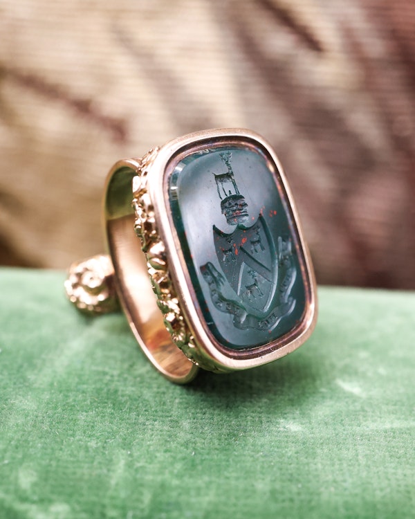 Downstairs at Grays: A Late Georgian 9ct Yellow Gold (tested), Seal, with foliate outline and a Bloodstone Antique Intaglio "Virtute  non Verbis".  Circa 1830 - image 1