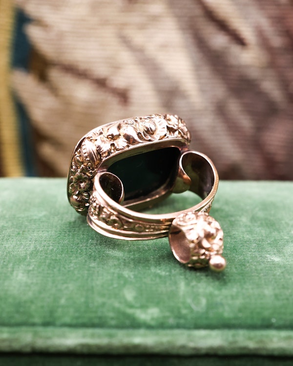 Downstairs at Grays: A Late Georgian 9ct Yellow Gold (tested), Seal, with foliate outline and a Bloodstone Antique Intaglio "Virtute  non Verbis".  Circa 1830 - image 3