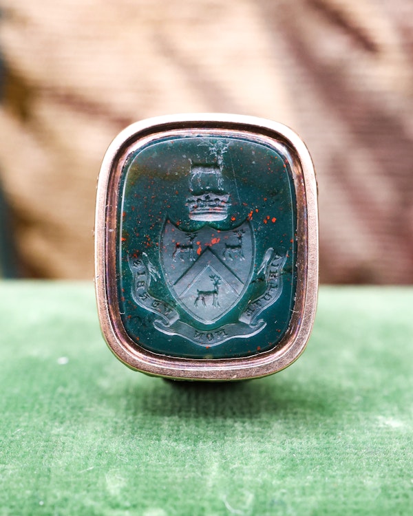 Downstairs at Grays: A Late Georgian 9ct Yellow Gold (tested), Seal, with foliate outline and a Bloodstone Antique Intaglio "Virtute  non Verbis".  Circa 1830 - image 2