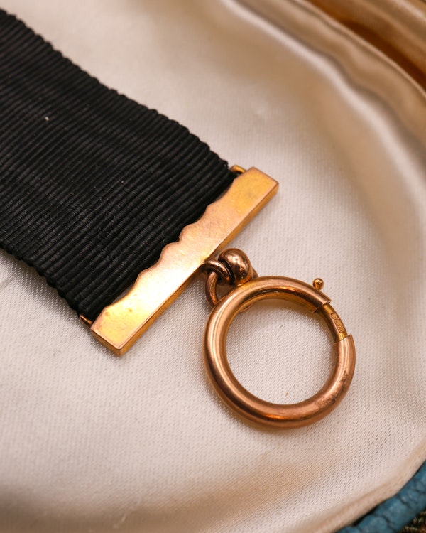 Downstairs at Grays: A very fine 9ct Yellow Gold Gentleman's Waistcoat Fob, a buckle design with black silk ribbon, stamped JG&S, Hallmarked Birmingham, 1909 - image 3