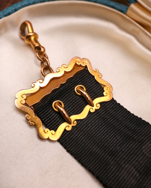 Downstairs at Grays: A very fine 9ct Yellow Gold Gentleman's Waistcoat Fob, a buckle design with black silk ribbon, stamped JG&S, Hallmarked Birmingham, 1909 - image 2