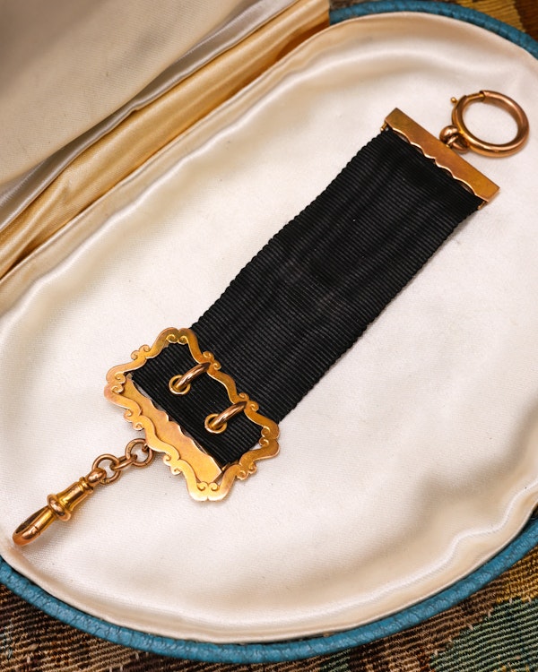 Downstairs at Grays: A very fine 9ct Yellow Gold Gentleman's Waistcoat Fob, a buckle design with black silk ribbon, stamped JG&S, Hallmarked Birmingham, 1909 - image 1
