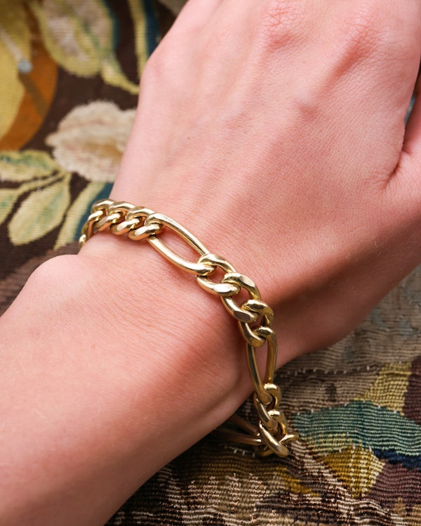Downstairs at Grays: An exquisite Italian 9ct yellow gold bracelet, circa 1990 - image 4