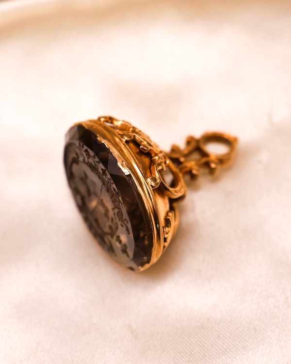 Downstairs at Grays: A very fine 9 carat Yellow Gold (tested) hand-carved pale Citrine, Heraldic Shield Intaglio, English Circa 1860. - image 4