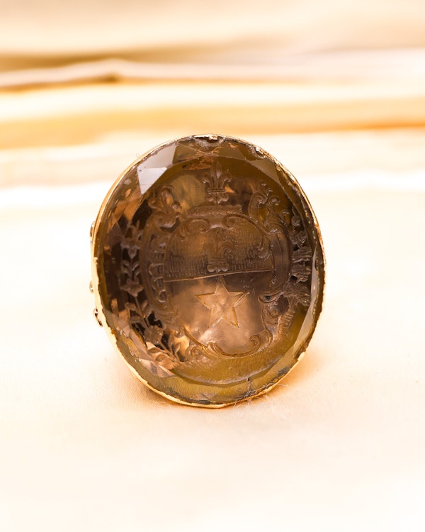 Downstairs at Grays: A very fine 9 carat Yellow Gold (tested) hand-carved pale Citrine, Heraldic Shield Intaglio, English Circa 1860. - image 1